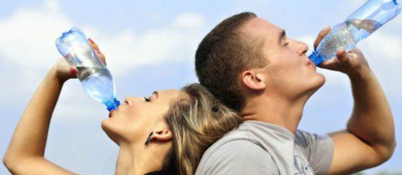 Beber água pode ajudar a perder peso, diz estudo da Universidade de Illinois